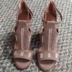 NWOT Maurices suade heels sandal